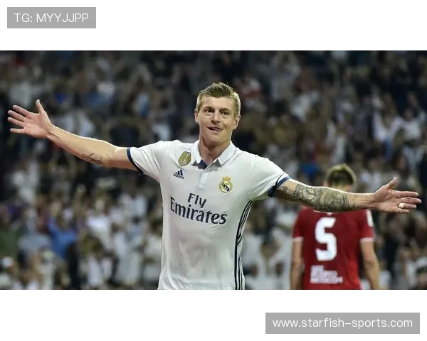 世界足球巅峰时期球星排名全景解析与历史回顾 世界足球巅峰时期球星排名全景解析与历史回顾