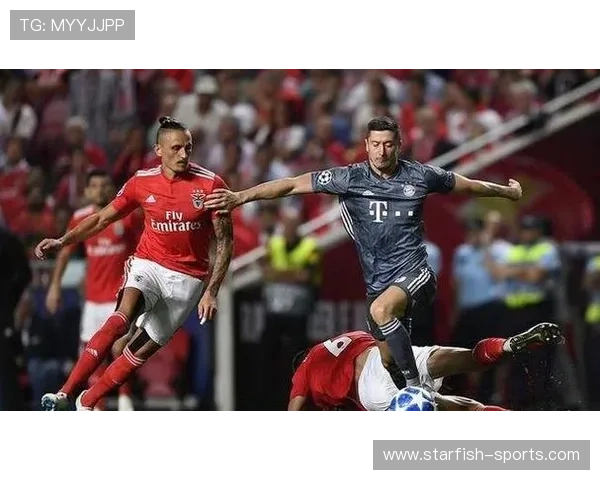 足球星碰球星背后隐藏的竞技故事与球员荣耀较量揭秘 足球星碰球星背后隐藏的竞技故事与球员荣耀较量揭秘